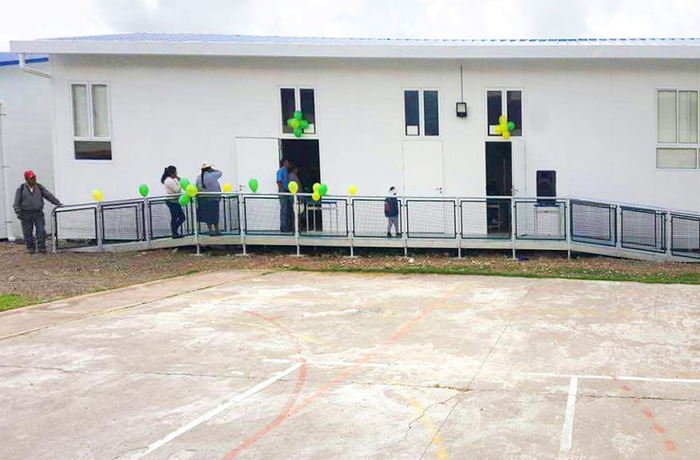 Salle de classe multifonctionnelle de l'école péruvienne double-C